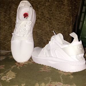 Puma Athletic White running shoes